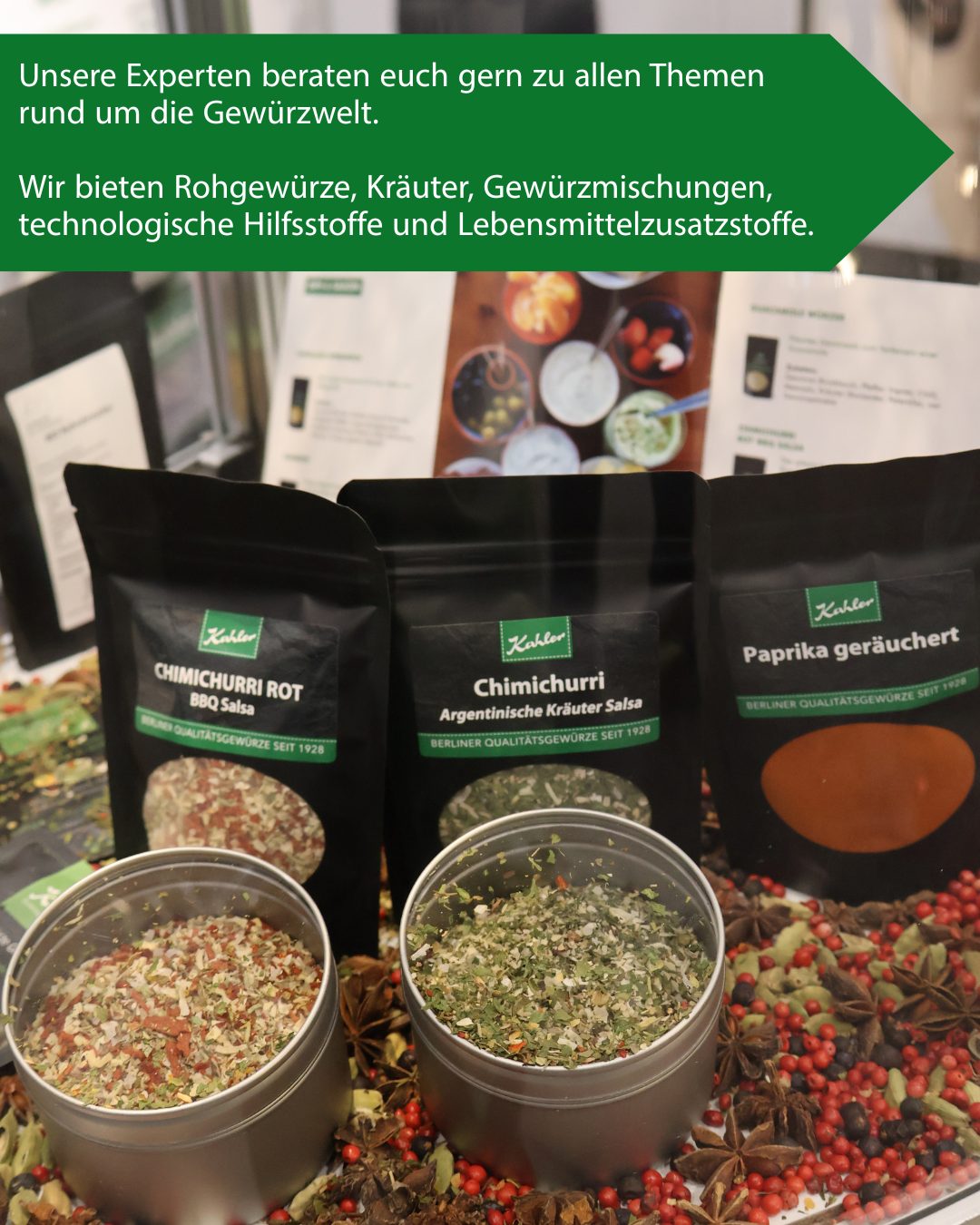 Drei Gewürzpackungen der Marke Kahler mit geöffneten Dosen und Gewürzmischungen vor einem Hintergrund mit Gewürzschalen und grünem Textbanner mit Beratungshinweis.