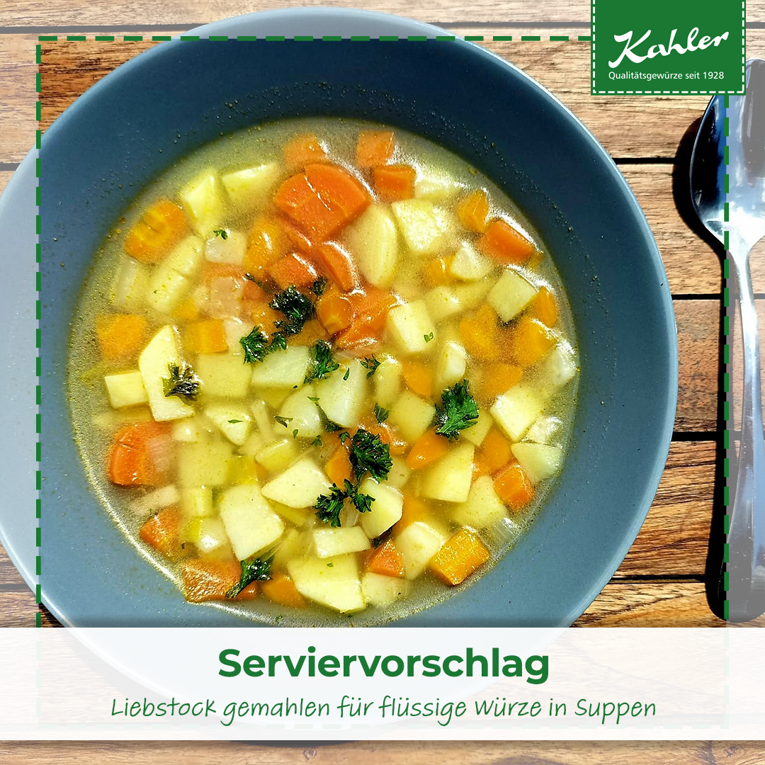 Blauer Teller mit Gemüsesuppe aus gewürfelten Karotten, Kartoffeln und frischer Petersilie auf Holzuntergrund mit Besteck und grünem Logo von Kahler