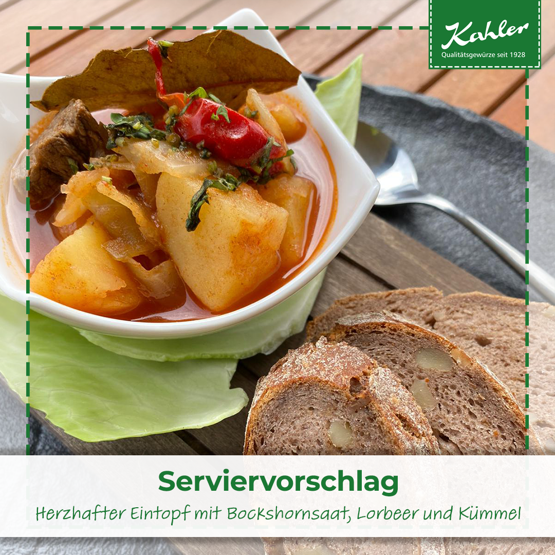 Herzhafter Eintopf mit Kartoffeln, Zwiebeln, Tomaten und Gewürzen in weißer Schale neben zwei Scheiben dunklem Nussbrot auf Holztisch mit Kahler Logo