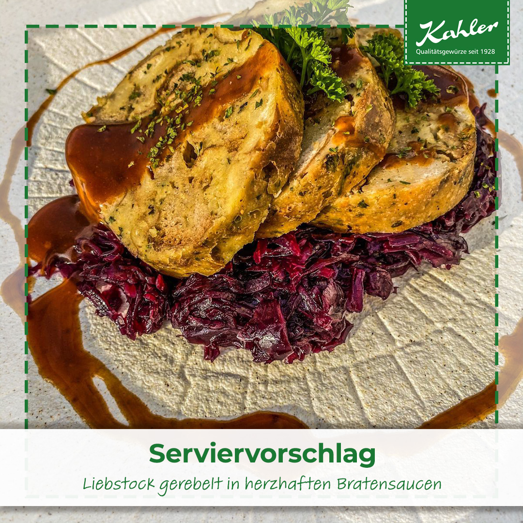 Drei Scheiben Serviettenknödel mit Liebstock und Bratensauce auf Rotkohl angerichtet