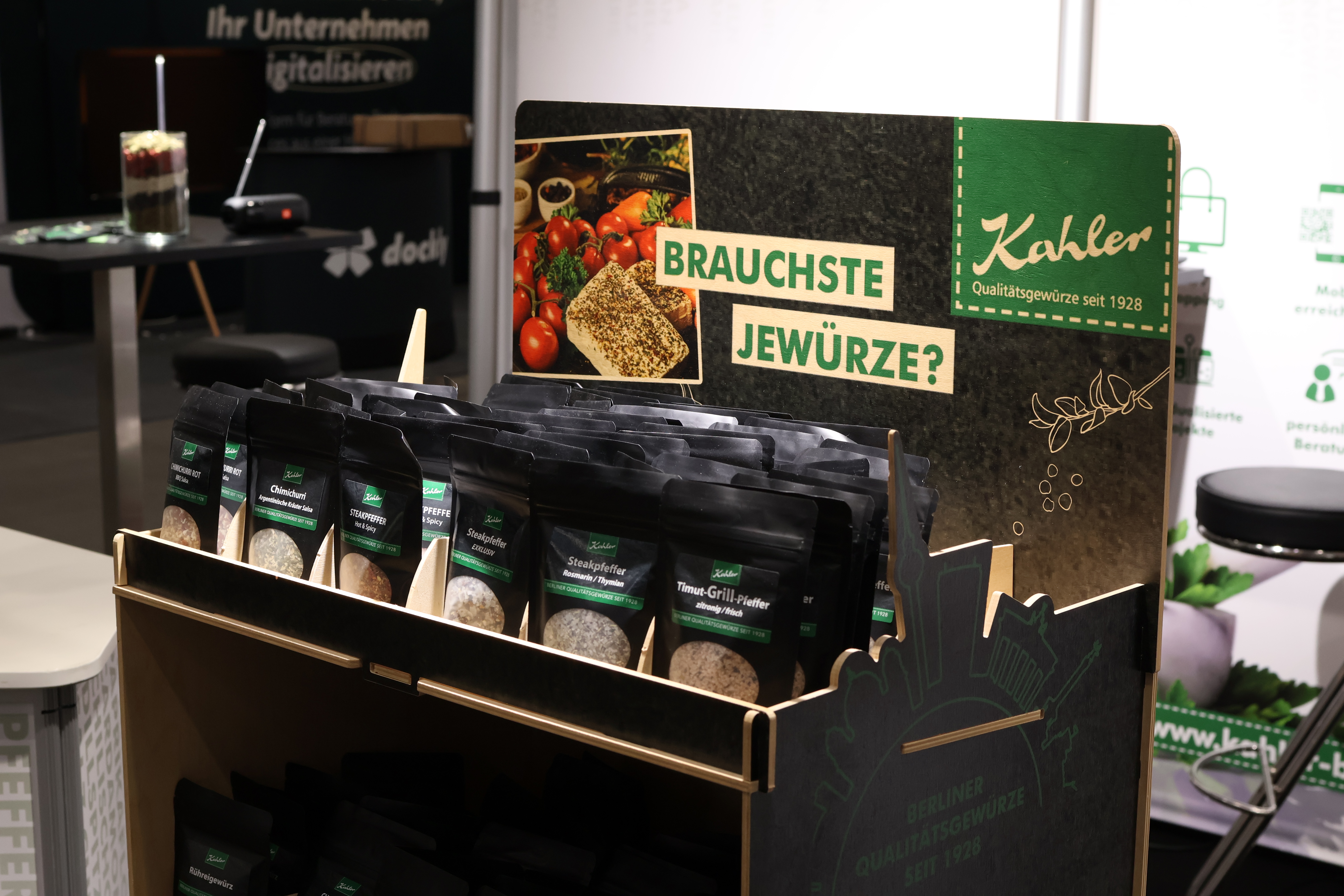 Verkaufsdisplay mit mehreren Packungen Gewürzen der Marke Kahler und dem Text 'Brauchste Jewürze?'