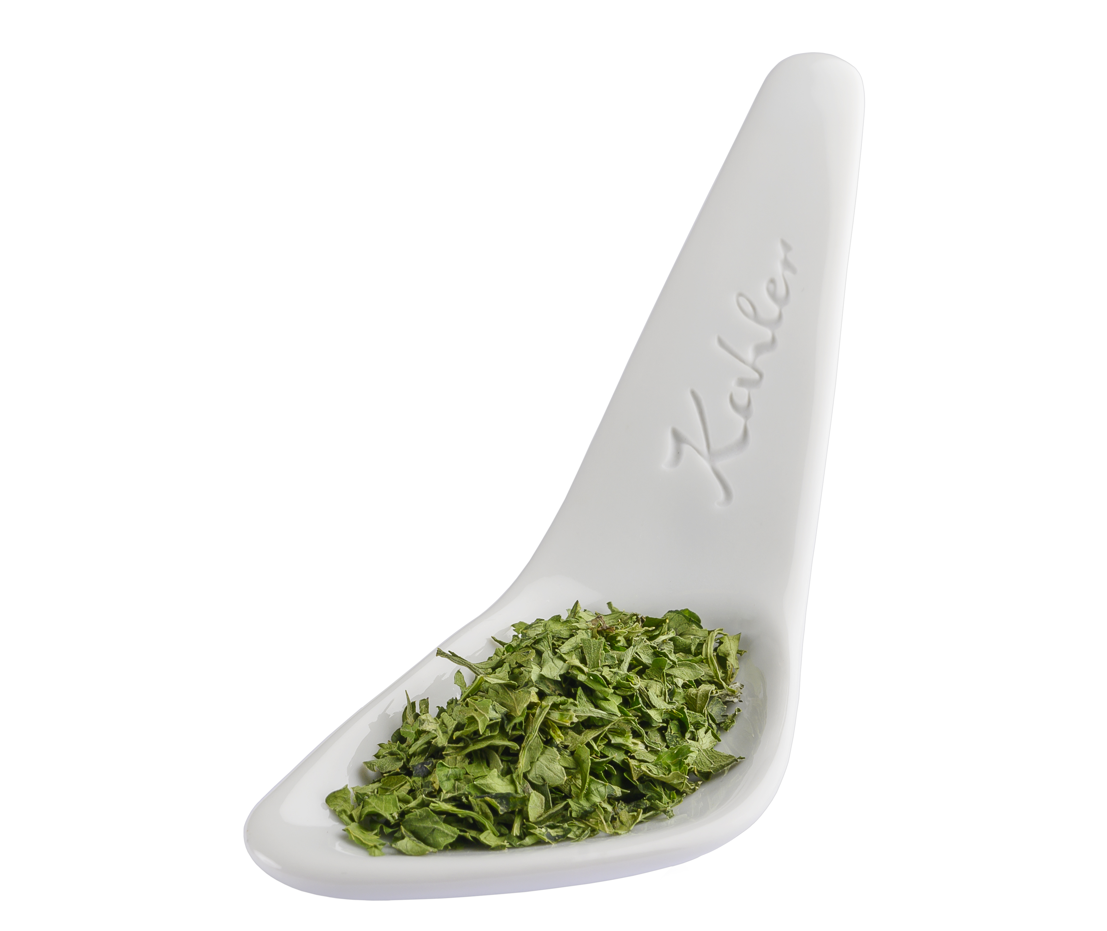 Weißer Keramiklöffel mit geprägtem Kahler Schriftzug, gefüllt mit getrockneten, gerebelten Petersilienblättern