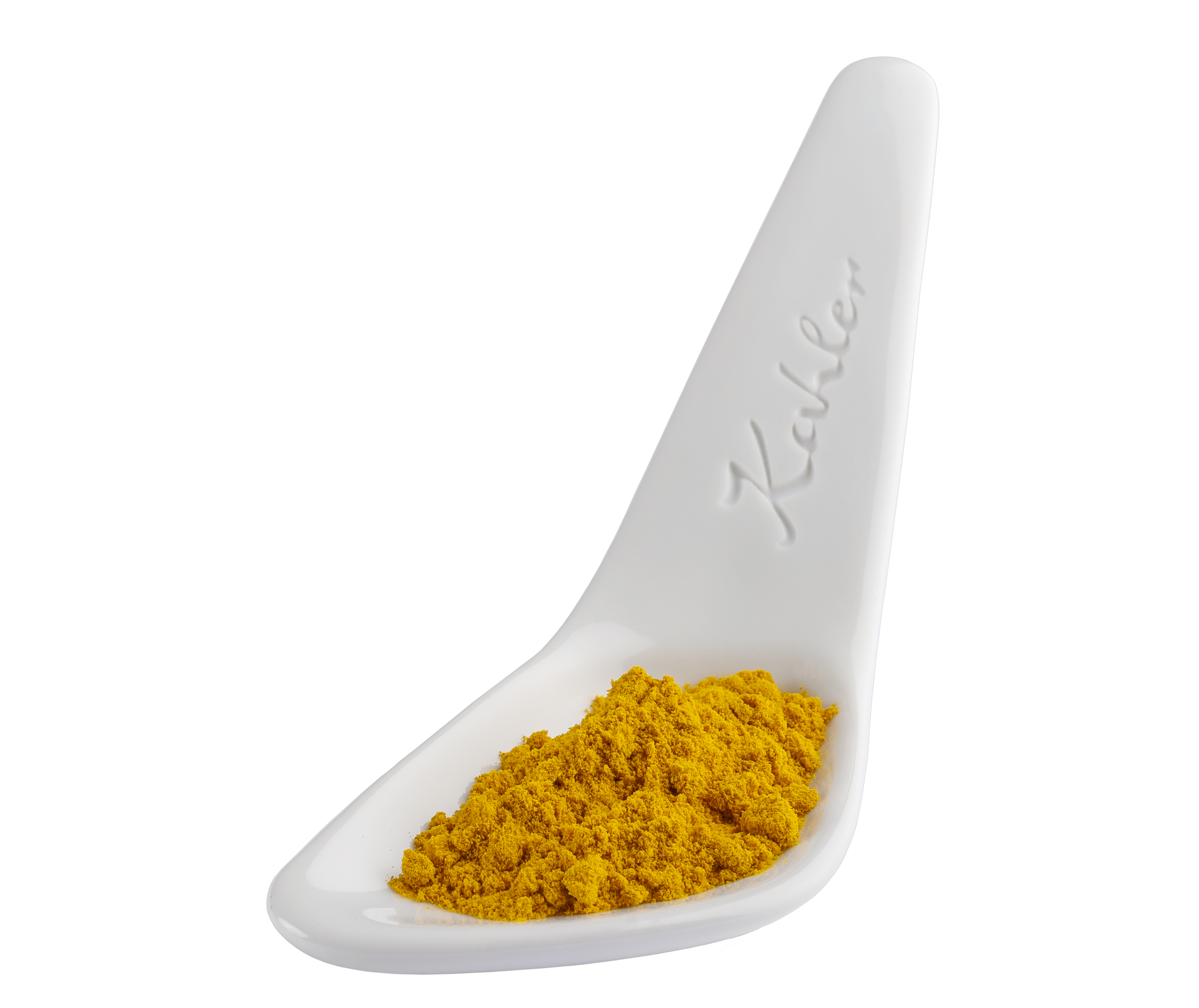 Weißer Keramiklöffel mit gelbem gemahlenem Kurkumapulver