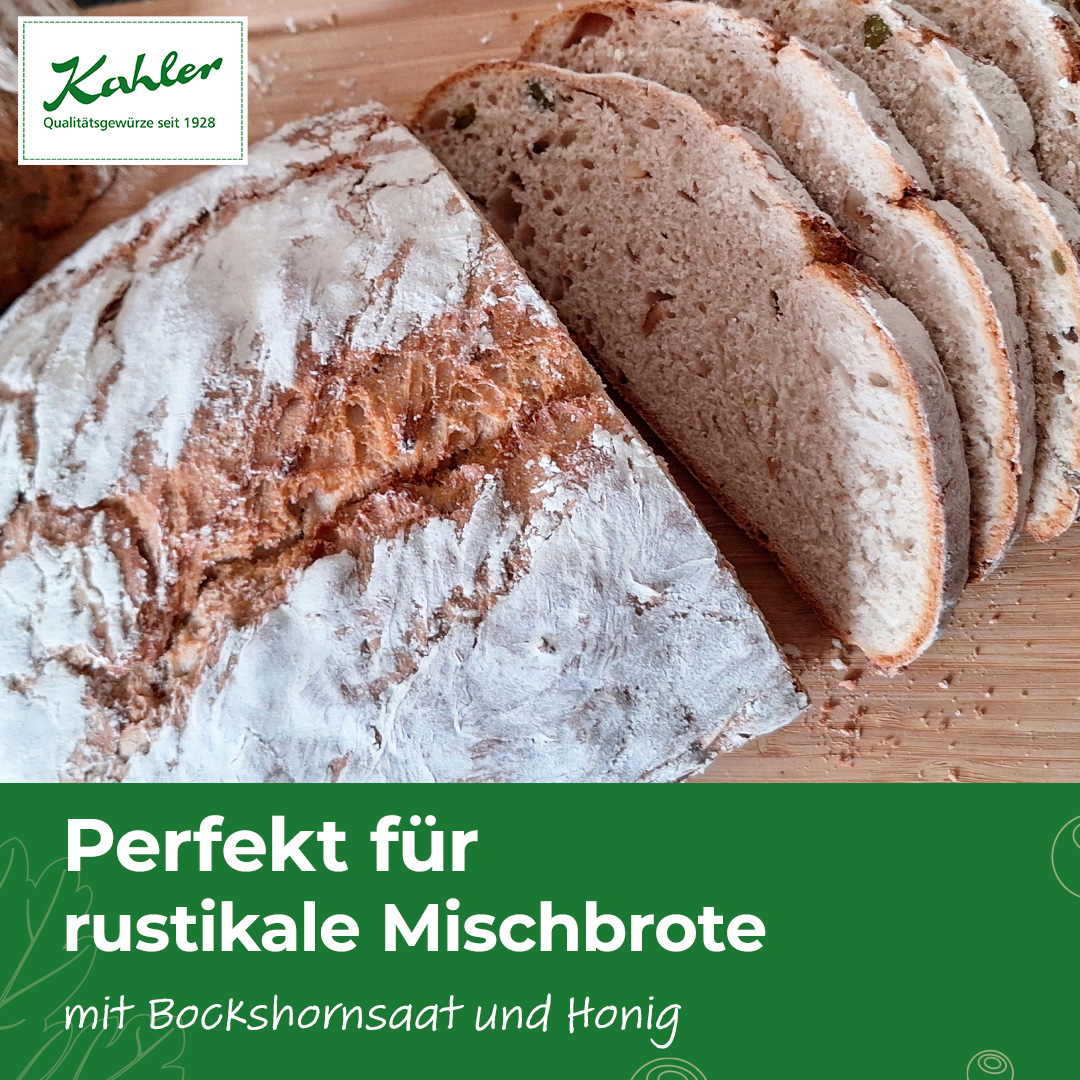 Aufgeschnittenes rustikales Mischbrot mit Mehl bestäubt auf Holzbrett und grünem Schriftbanner mit Text und Kahler Logo