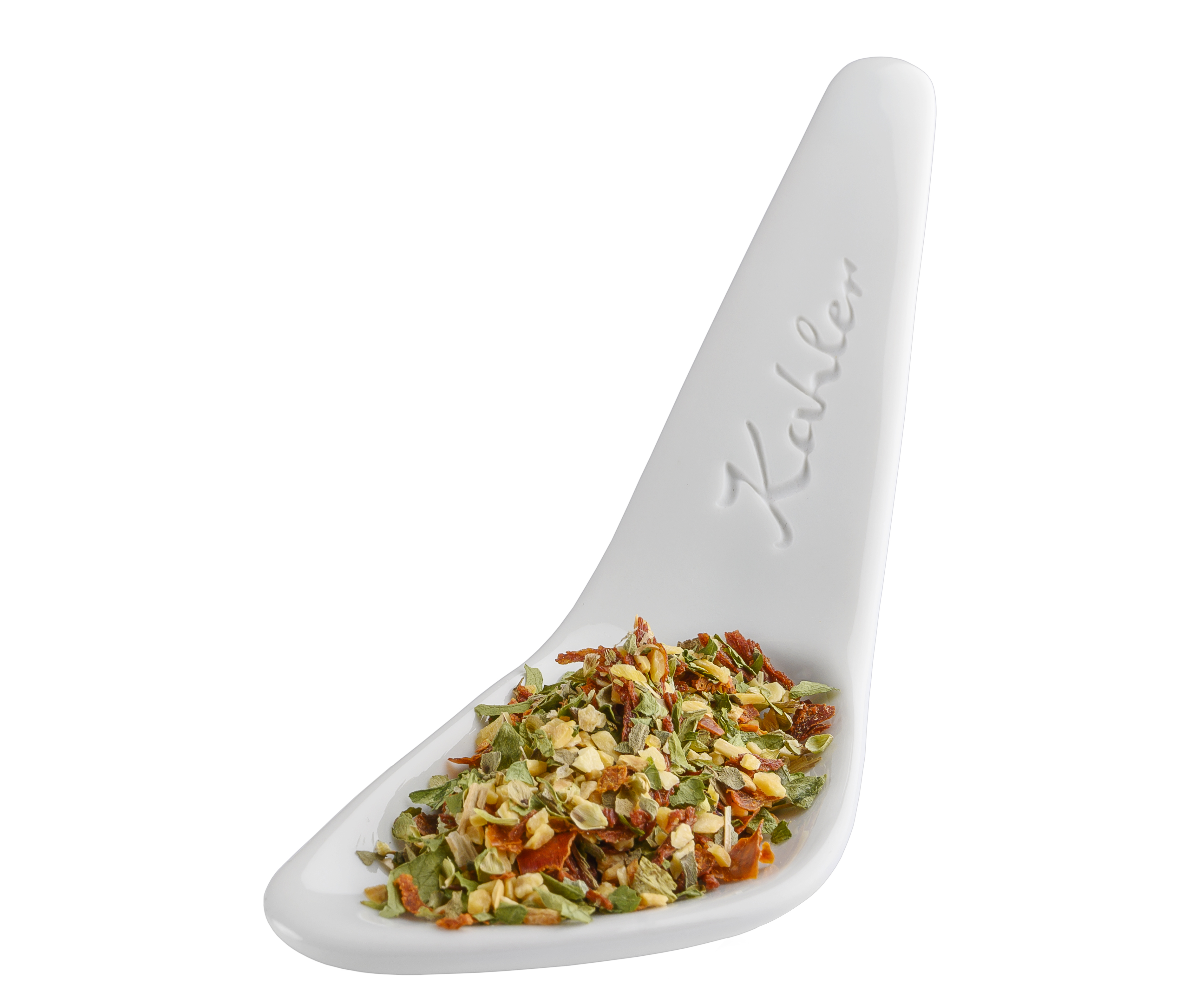 Weißer Keramiklöffel mit geprägtem Schriftzug 'Kahler' und bunter Gewürzmischung aus getrockneten Gewürzen Kräutern.