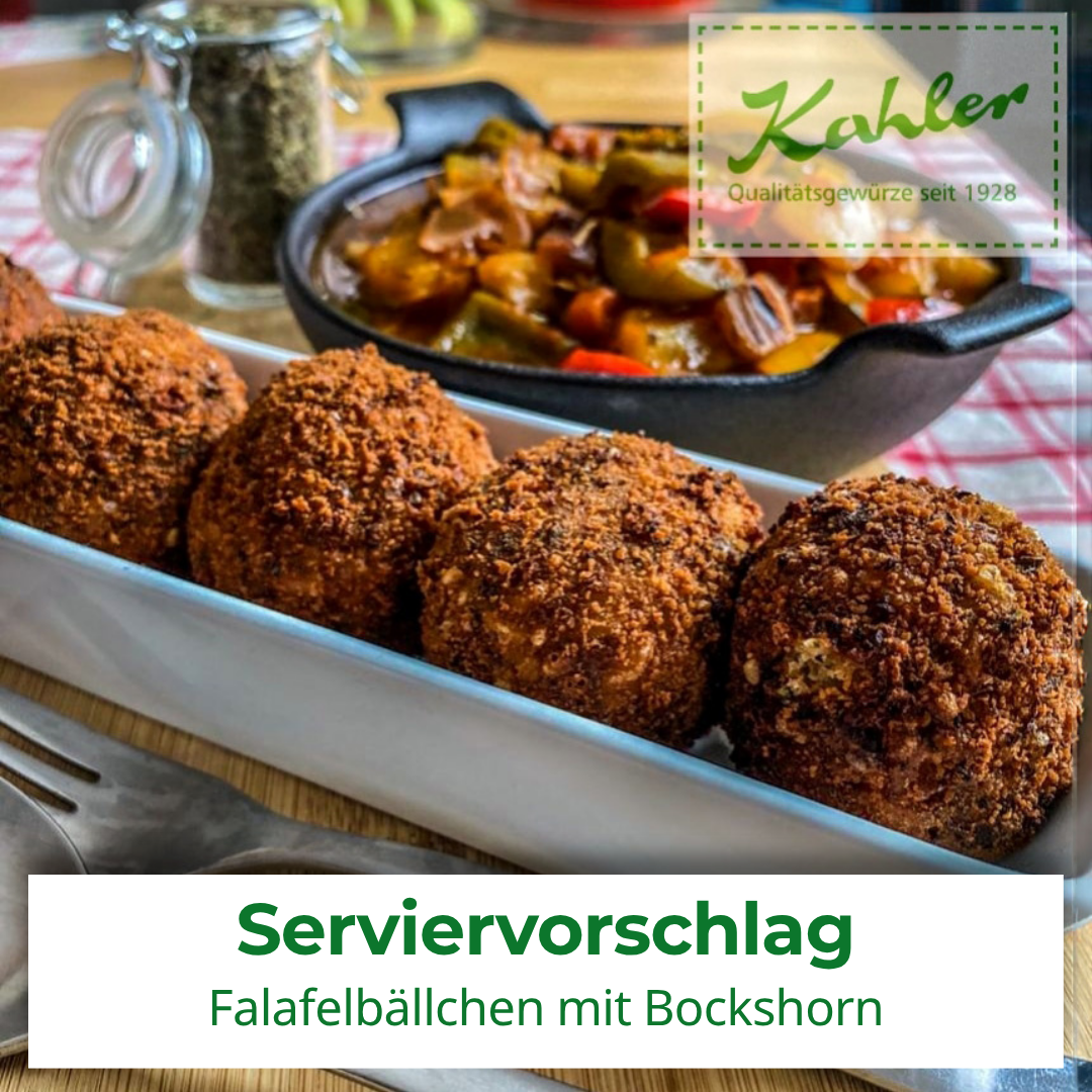 Vier knusprige Falafelbällchen auf weißem Teller vor einer Schale mit Gemüseeintopf und einem Glas mit Gewürzen und Kahler Logo