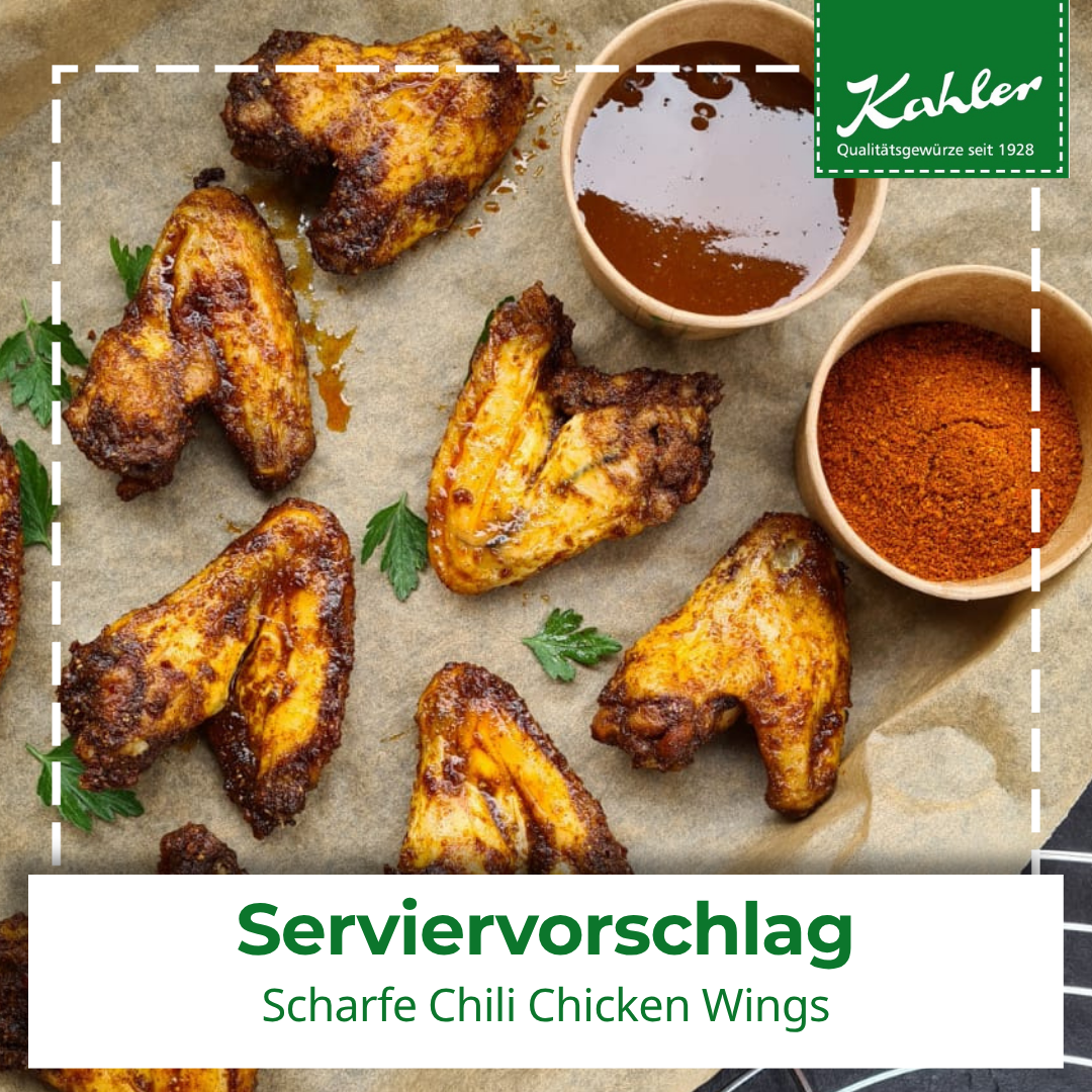 Mehrere gebratene Chicken Wings mit grünen Kräuterblättern auf Backpapier neben zwei Schalen mit rotem Chili-Pulver und einer dunklen Sauce, Kahler Logo