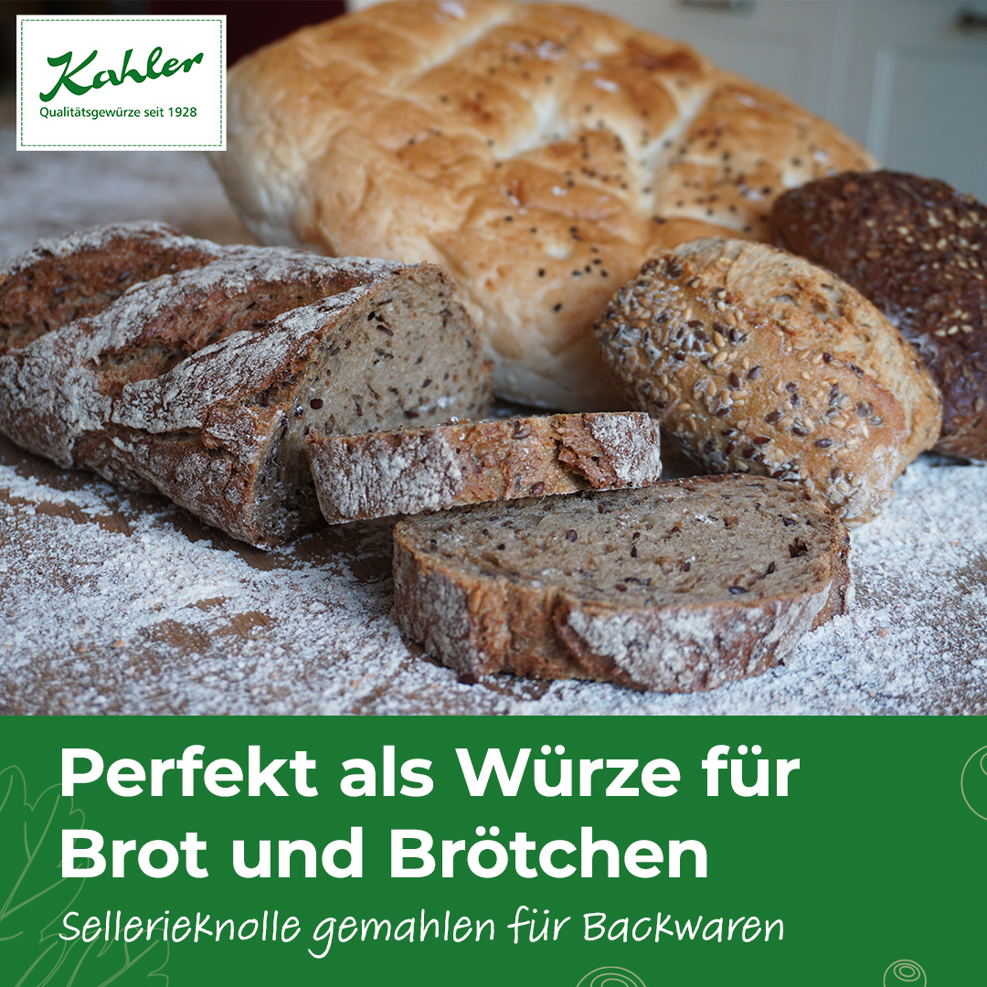 Mehrere verschiedene Brotsorten und Brötchen auf einer bemehlten Oberfläche mit dem Schriftzug 'Perfekt als Würze für Brot und Brötchen Sellerieknolle gemahlen für Backwaren' und dem Logo 'Kahler Qualitätsgewürze seit 1928'