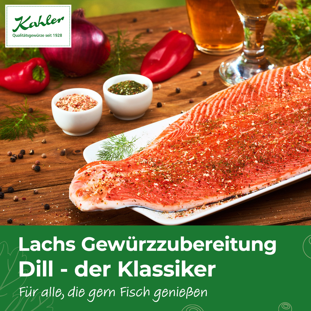 Lachsfilet auf weißem Teller mit Gewürzen und Dill, daneben zwei kleine Schalen mit Gewürzmischungen, rote Paprika, rote Zwiebel und zwei Gläser mit Getränken auf Holztisch.