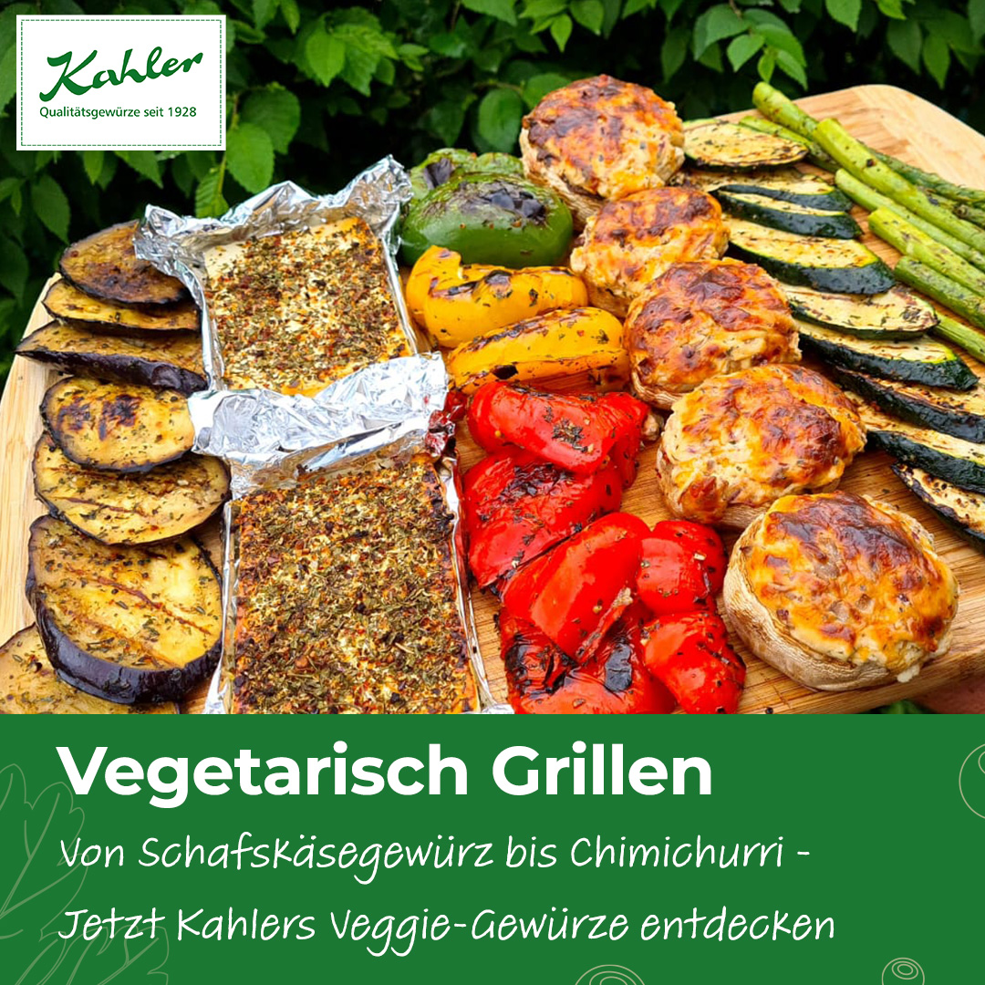 Gegrillte vegetarische Speisen wie Auberginenscheiben, Paprikastücke, gefüllte Champignons und zwei mit Kräutern gewürzte Schafskäseportionen auf einem Holzbrett und Kahler Logo