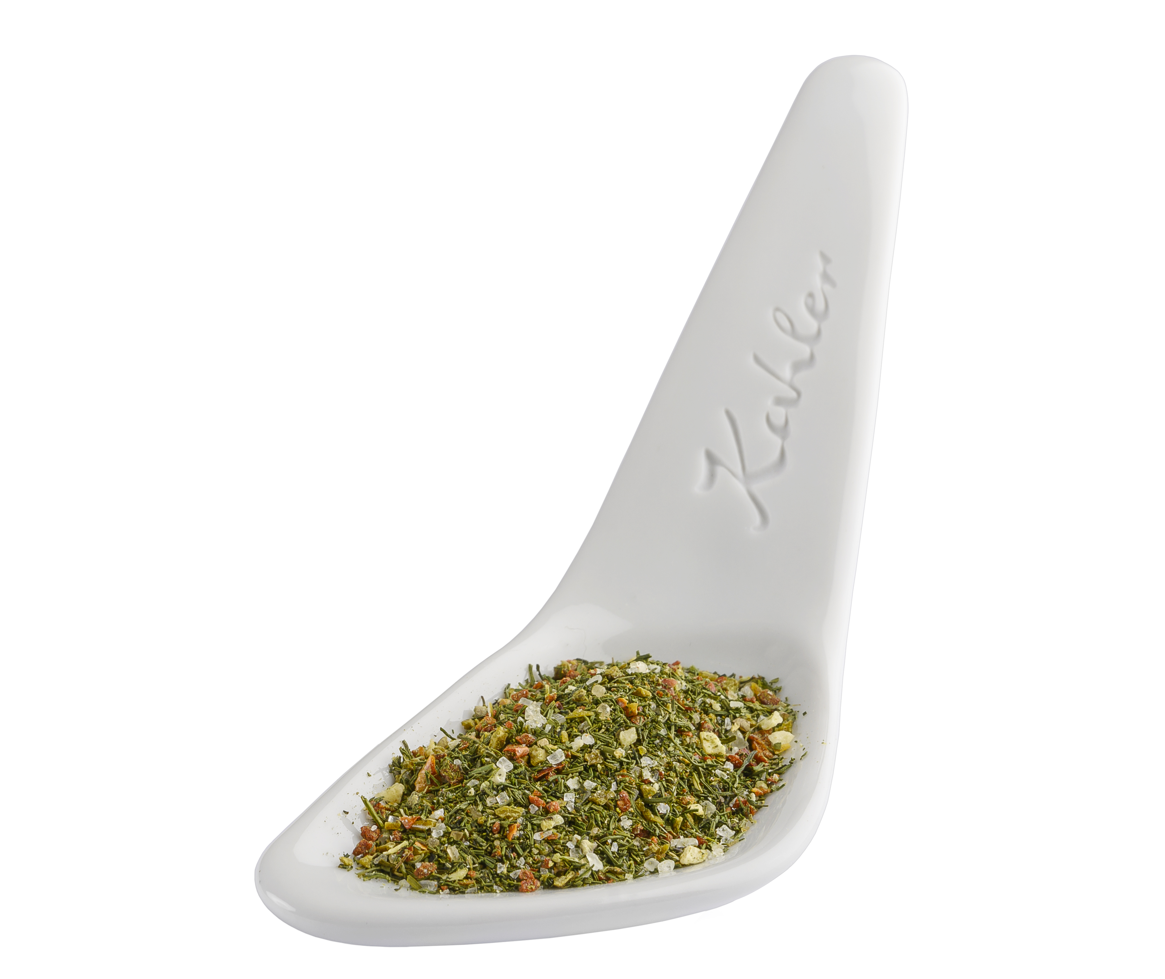 Weißer Kahler Keramiklöffel mit einer Gewürzmischung aus getrocknetem Dill und weiteren Kräutern und Gewürzen.