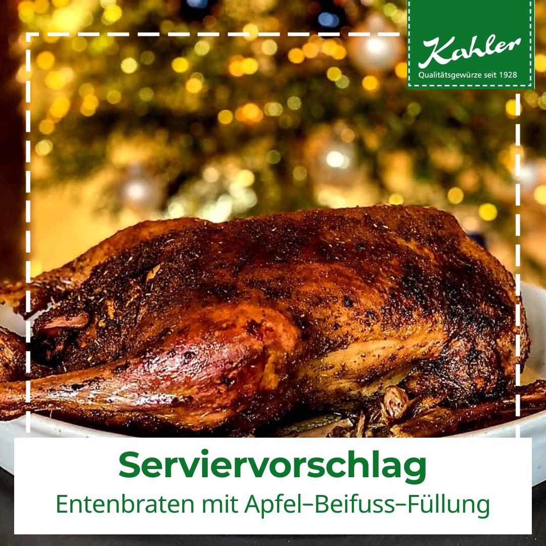 Kahlers Serviervorschlag für Gebratene Ente mit knuspriger Haut auf weißem Teller vor unscharfem Hintergrund