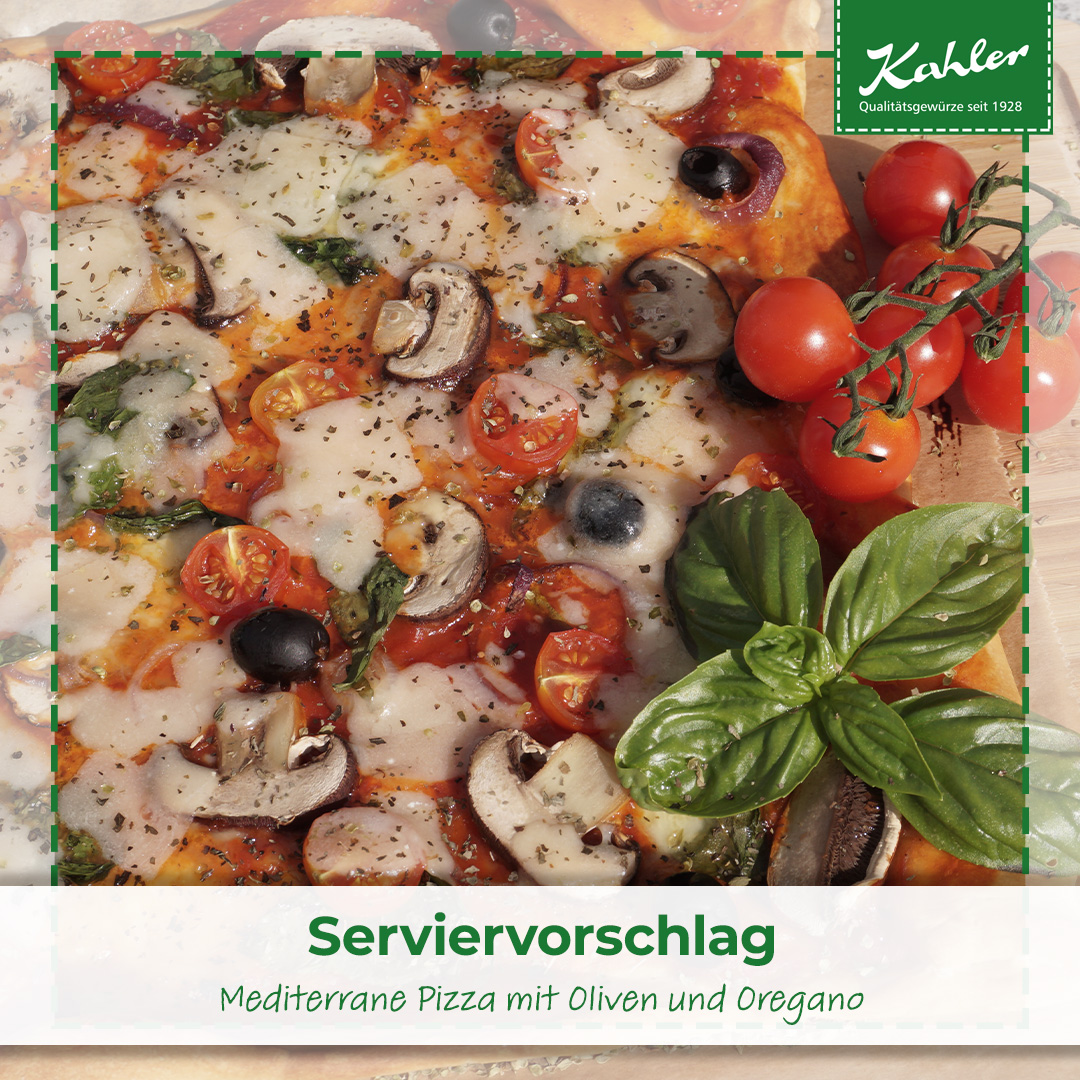 Pizza mit geschmolzenem Käse, Olivenscheiben, Champignonscheiben, Oregano, Kirschtomaten und Basilikumblättern, Kahler Logo