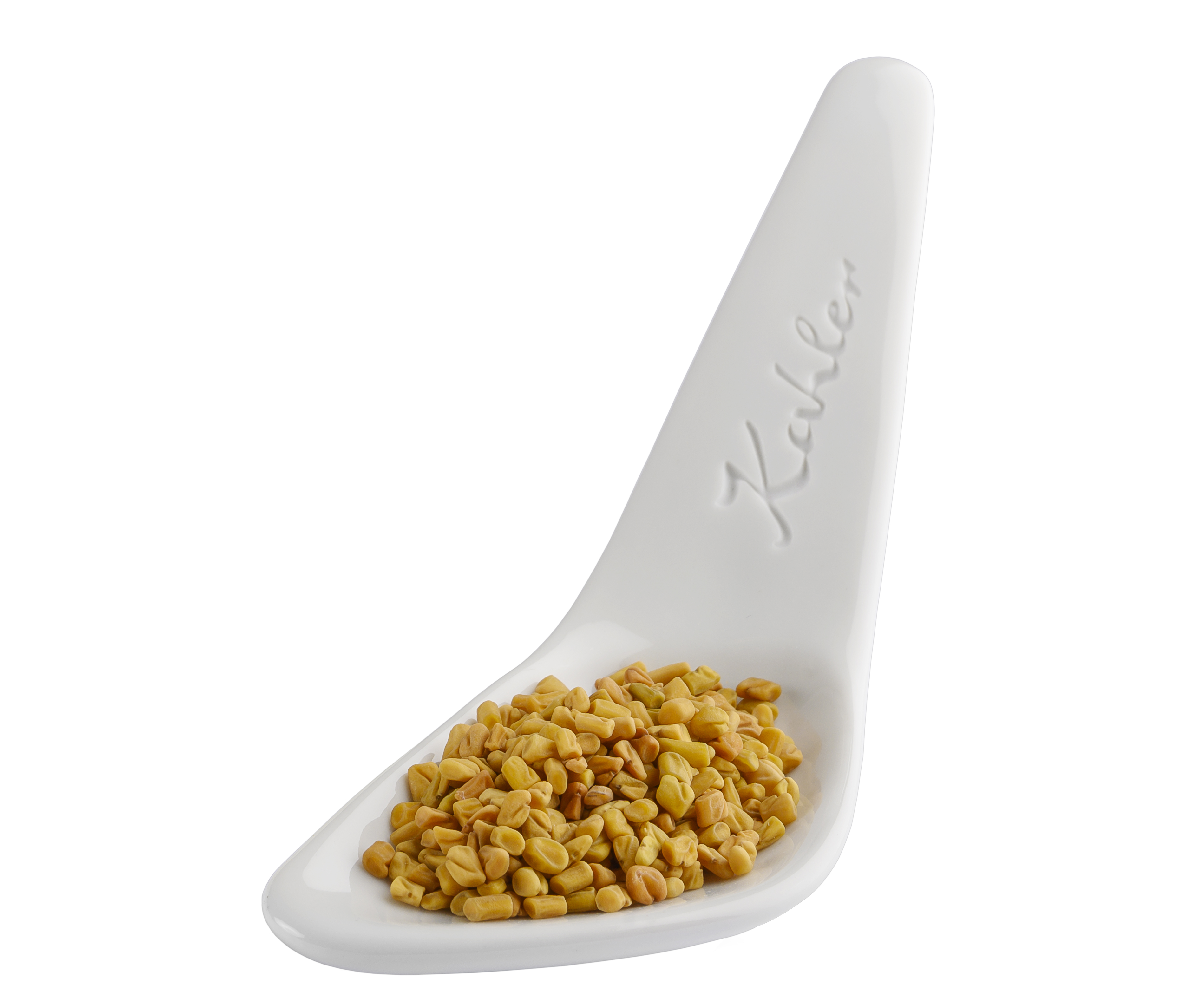 Weiße Keramikschale in Löffelform mit eingeprägtem Kahler Schriftzug und gefüllt mit ganzen Bockshornsaatkörnern