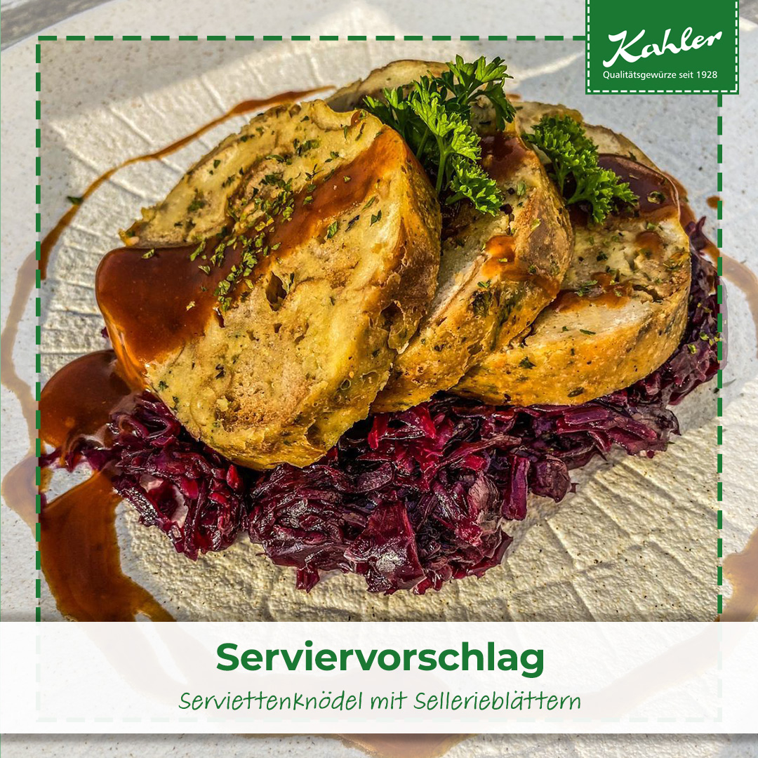 Drei Scheiben Serviettenknödel mit brauner Sauce auf Rotkraut garniert mit Petersilie und Sellerieblättern auf hellem Teller und Kahler Logo