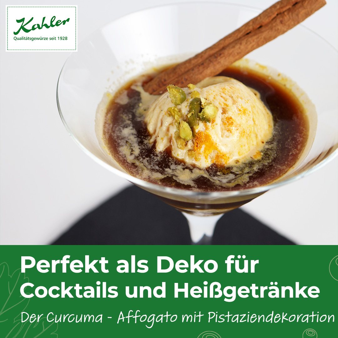 Glas mit Vanilleeis, Pistazienstückchen, Zimtstange und dunklem Getränk als Affogato-Deko, oben Kahler Logo