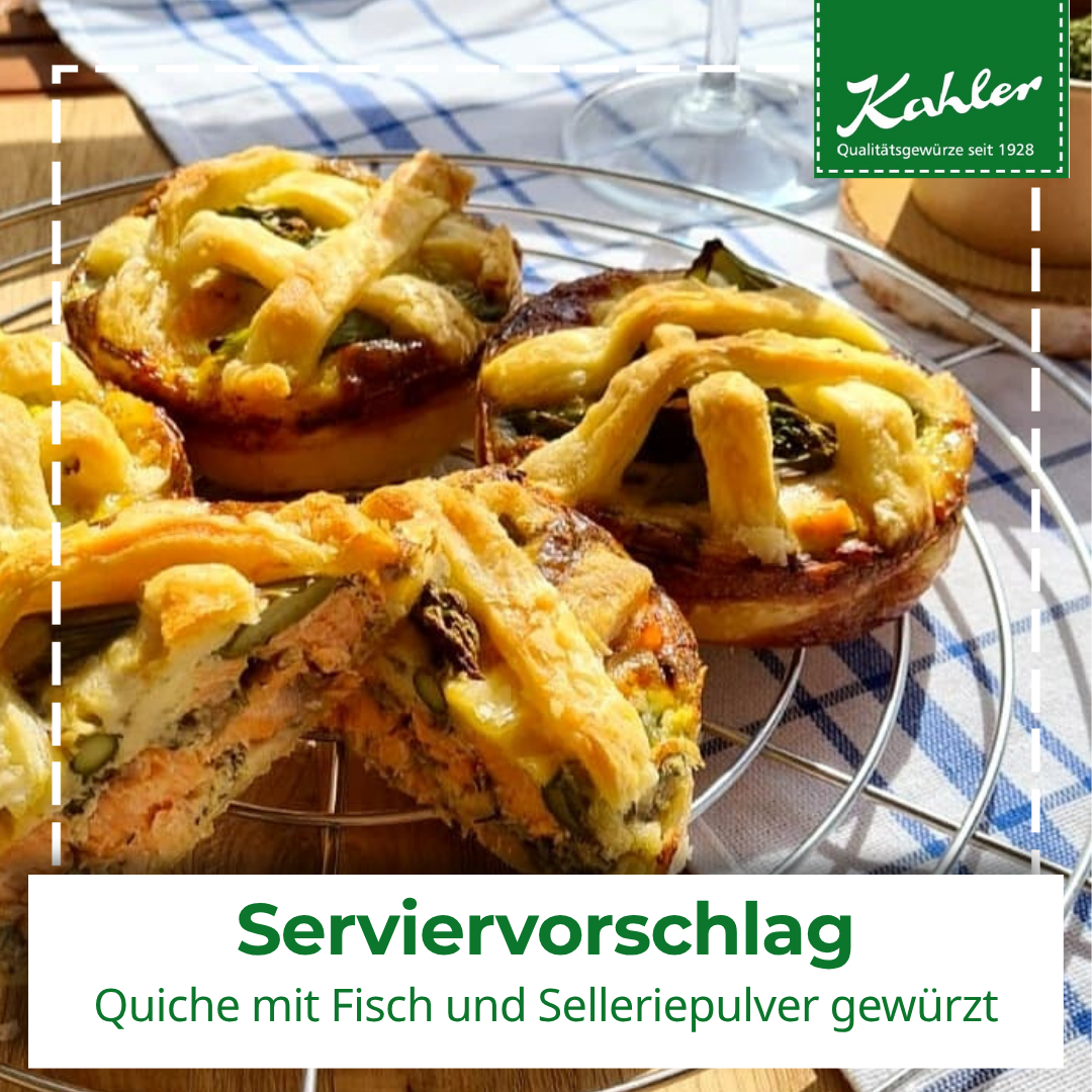 Drei kleine Quiches mit Fisch und Selleriepulver gewürzt auf einem Kuchengitter vor blau-weiß kariertem Tuch, oben dasKahler Logo