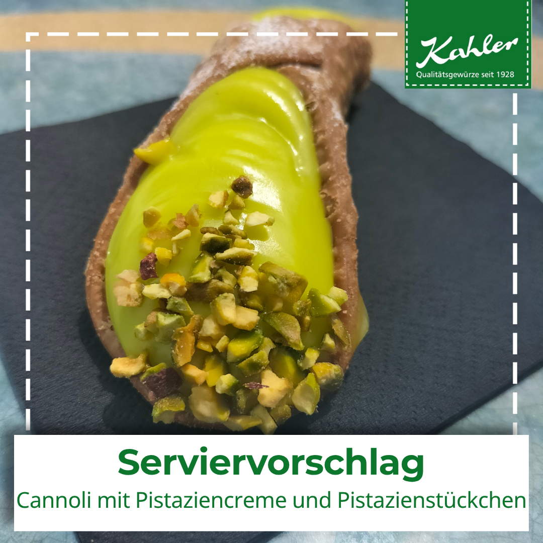 Cannoli mit grüner Pistaziencreme und gehackten Pistazienstückchen auf dunklem Untergrund und Kahler Logo