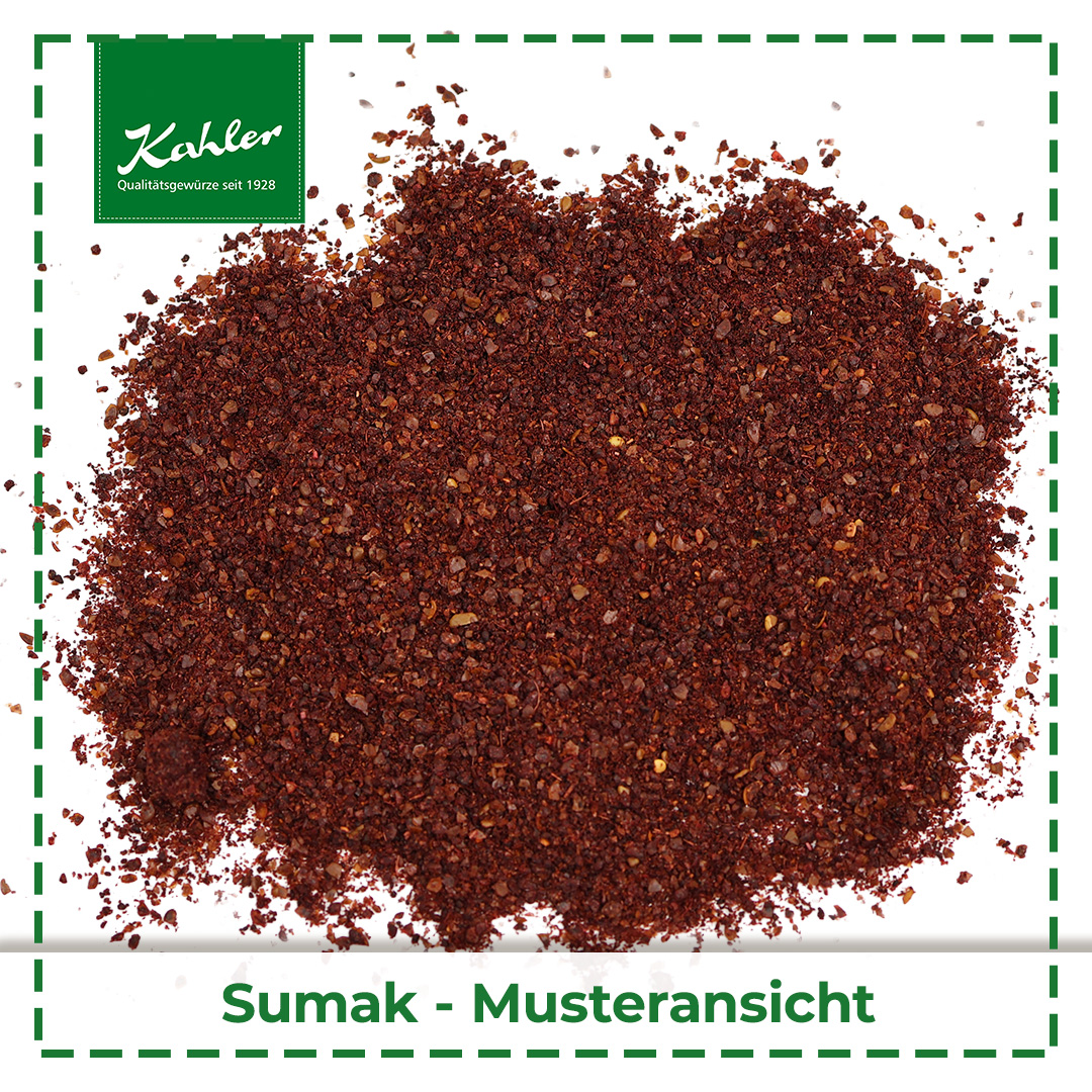 Grobe, dunkelrote Sumak-Gewürzkrümel auf weißem Hintergrund mit grünem Kahler-Logo und Schriftzug "Musteransicht"