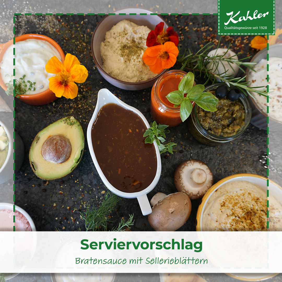 Mehrere Schalen mit verschiedenen Dips, eine halbierte Avocado, Pilze, Kräuter und essbare Blüten auf dunklem Untergrund angeordnet, Dazu das Kahler Logo und  ein Text mit 'Serviervorschlag' zu Sellerieblättern
