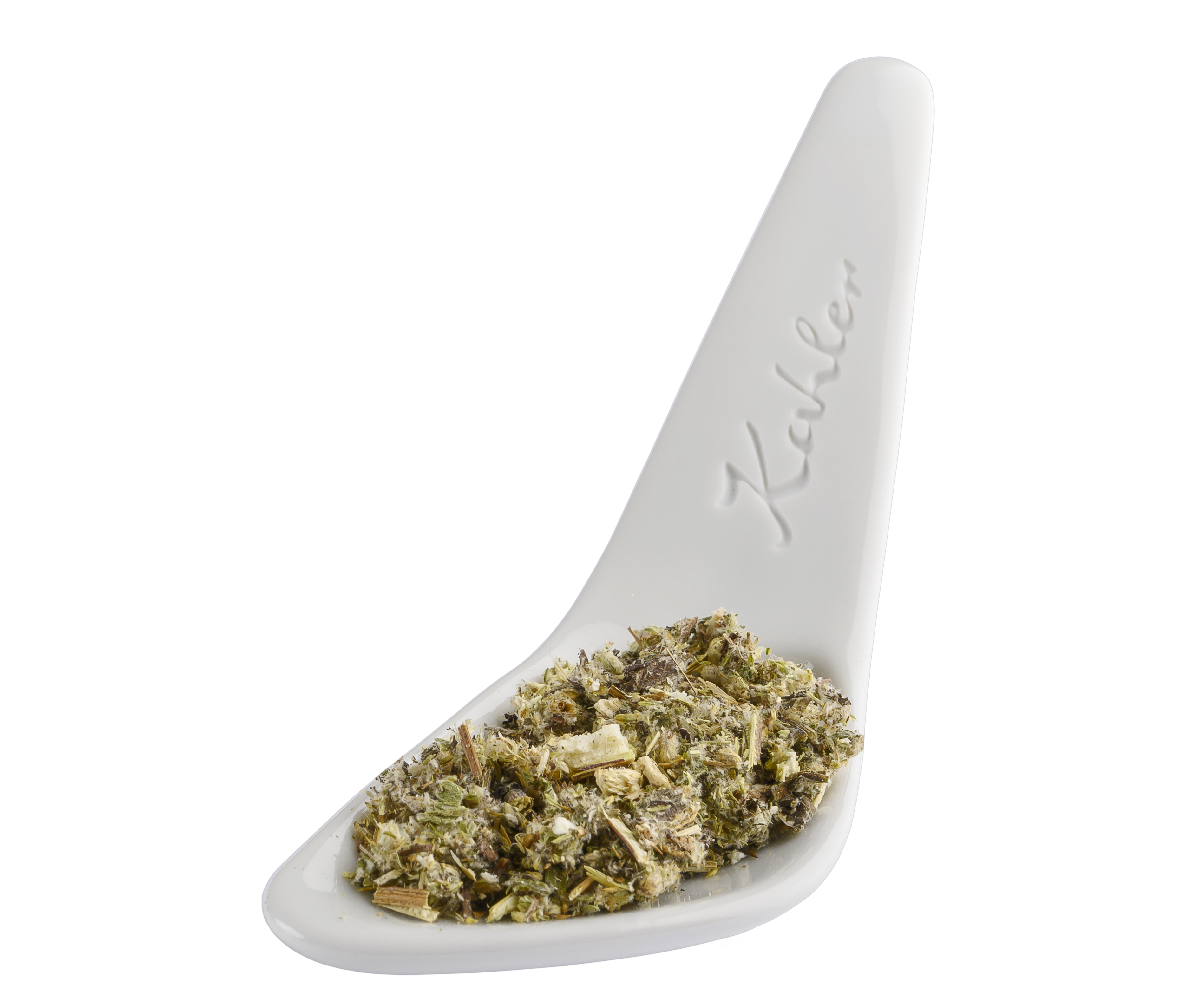 Weißer Keramiklöffel mit geriebener getrockneter Pflanze und eingeprägtem Kahler Schriftzug