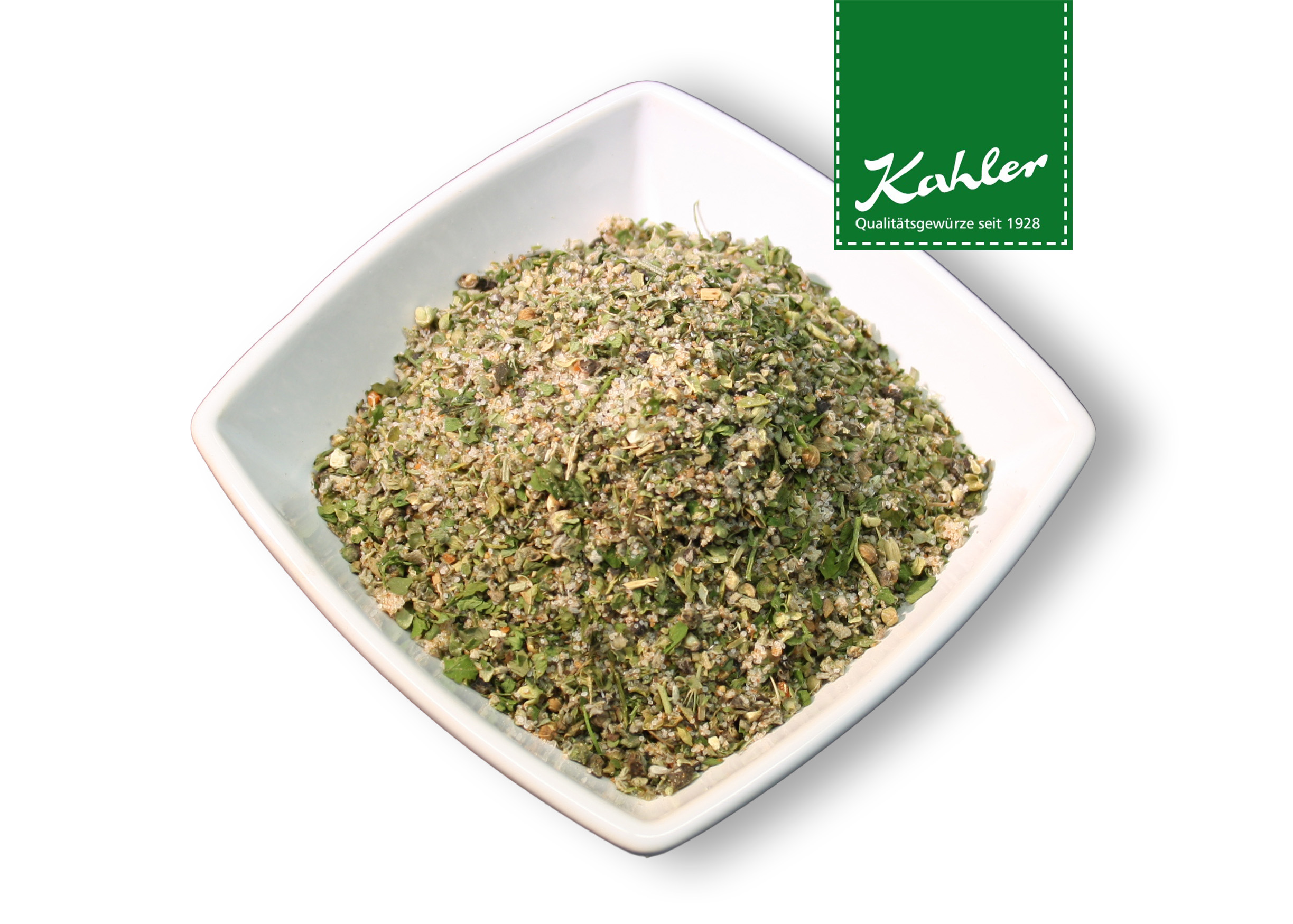Weiße quadratische Schale mit grob gemahlenem grünen und braunen Gewürz und Kahler Logo in grün