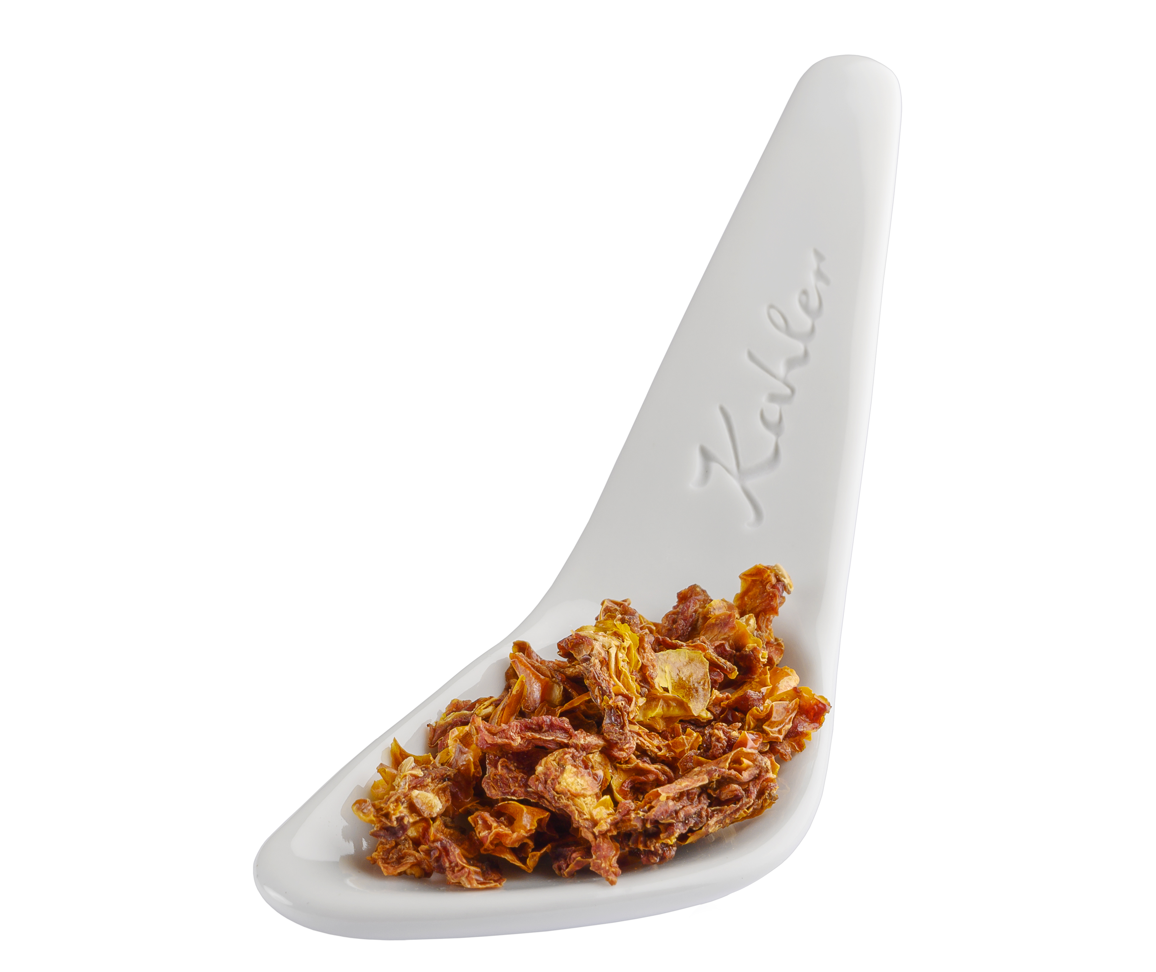 Weiße Keramiklöffel mit getrockneten Tomatenflocken und geprägtem Schriftzug Kahler